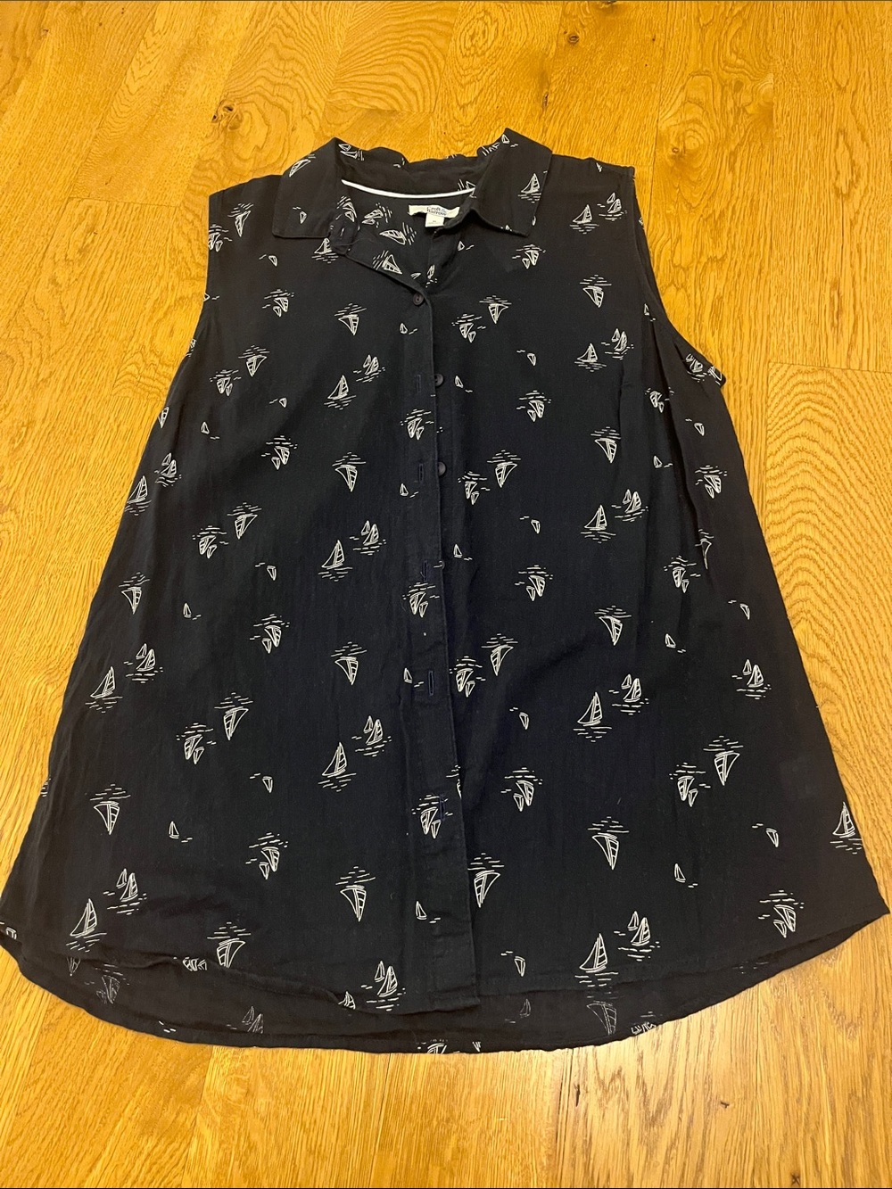 croft & barrow Navy Sleeveless Button-Front Sailboat Print Top